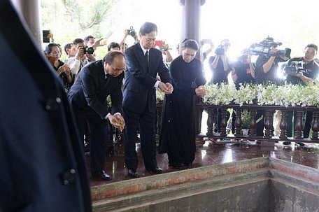 Thủ tướng Nguyễn Xuân Phúc, nguyên Thủ tướng Nguyễn Tấn Dũng và Chủ tịch Quốc hội Nguyễn Thị Kim Ngân thả những nắm đất đầu tiên lên mộ cố Thủ tướng Phan Văn Khải - Ảnh: TỰ TRUNG