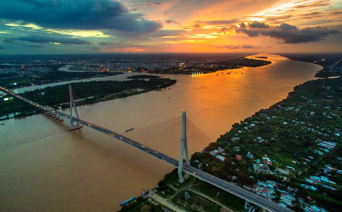 Nằm dọc sông Hậu, trên tuyến QL1 nối TP Hồ Chí Minh và TP Cần Thơ, TX Bình Minh có hệ thống giao thông thủy- bộ rất thuận lợi và đó cũng là lợi thế trong việc giao lưu phát triển kinh tế với các tỉnh ĐBSCL- TP Hồ Chí Minh và Đông Nam Bộ. Trong ảnh: Giao thông thuận tiện từ khi có cầu Cần Thơ đưa vào sử dụng.