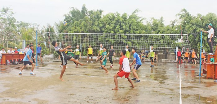  Tính đến nay, 5/5 xã có trung tâm văn hóa- thể thao đạt chuẩn theo quy định; sân bóng đá cụm xã đạt chuẩn; 100% xã có nhà văn hóa- khu thể thao và nơi sinh hoạt văn hóa, thể thao cộng đồng, có điểm vui chơi, giải trí cho người cao tuổi và trẻ em đáp ứng được nhu cầu sinh hoạt, vui chơi, giải trí của người dân nông thôn. Trong ảnh: Buổi thi đấu bóng chuyền tại Trung tâm Văn hóa Thể thao xã Đông Thành.