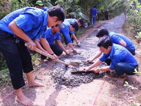 Đoàn viên thanh niên hăng hái làm đường với tinh thần “Đâu cần thanh niên có”.