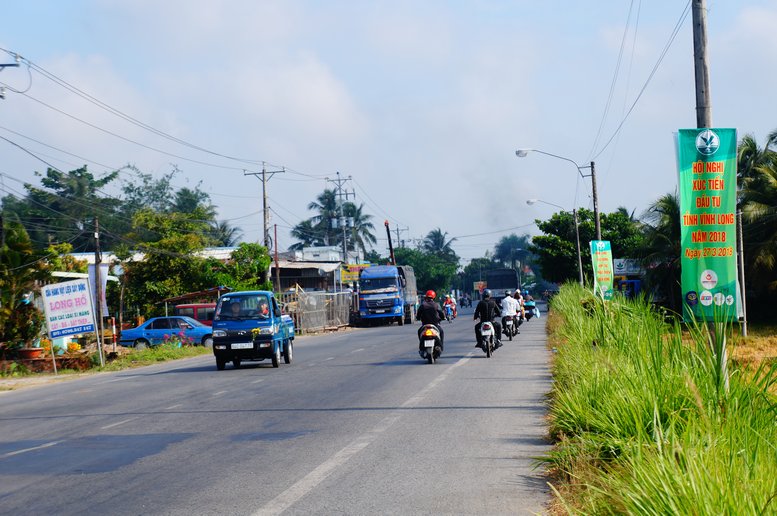 Băng rôn bố trí trên QL53, đoạn qua Long Hồ.