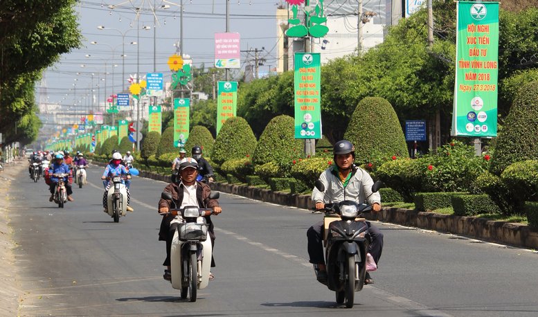 Cờ hoa, băng rôn, khẩu hiệu,  panô tuyên truyền khắp các tuyến đường trong nội ô TP Vĩnh Long.