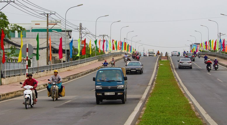 Rực rỡ sắc màu trên các cây cầu tại đô thị.