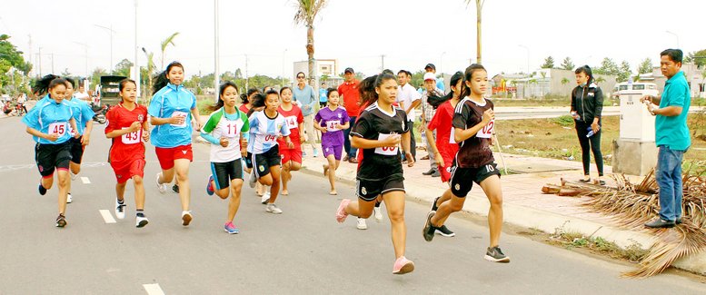 Các VĐV nữ xuất phát cự ly 3km.
