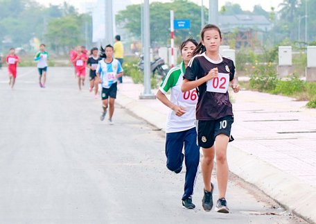 Huỳnh Ngô Anh Thơ vượt qua đồng đội của mình Trương Thị Tuyết Nhi- đội Trà Ôn để giành HCV.