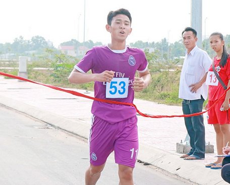 Nguyễn Vy Khang giành chiến thắng, mang chiếc HCV về cho đoàn Tam Bình.