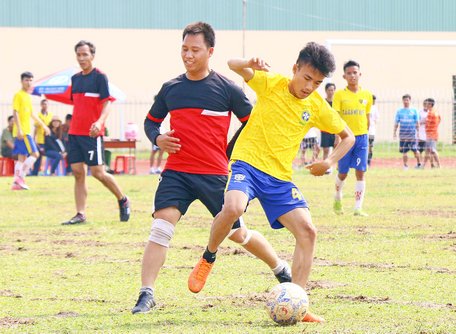 Pha tranh bóng trong trận Bình Minh (áo vàng) hoà Trà Ôn với tỷ số 3-3.