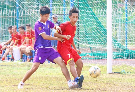 Pha tranh bóng trong trận Vũng Liêm (áo đỏ) thắng Tam Bình với tỷ số 4-1.