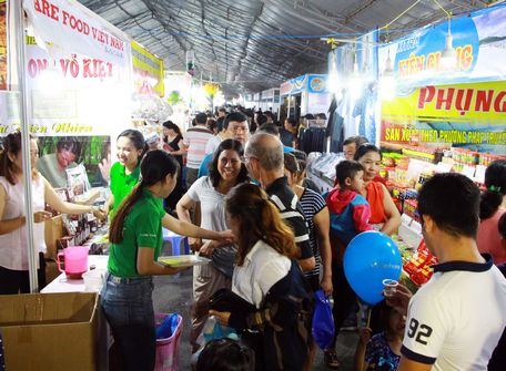 Ngày đầu tiên, đông đảo khách đến tham quan, mua sắm.