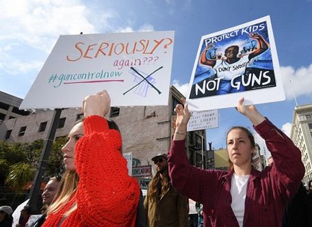 Biểu tình phản đối bạo lực súng đạn ở Los Angeles, California, ngày 24/3. (Nguồn: AFP)