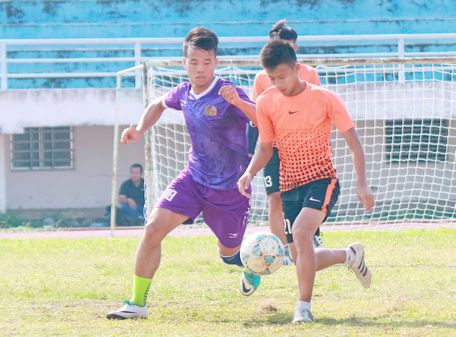 Pha tranh bóng trong trận chung kết giữa CA Tam Bình (áo tím) thắng CA Mang Thít 2-0.
