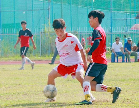  Pha tranh bóng trong trận chung kết giữa Công ty CPTM Bia Sài Gòn sông Tiền (áo trắng) thắng đội Trường ĐH Cửu Long 3-1.