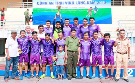 Đội Công an Tam Bình đăng quang ngôi vô địch.