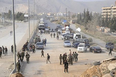 Trong hai ngày qua, 6.441 tay súng và người thân đã sơ tán khỏi Arbil đến tỉnh Idlib. Ảnh: AP.