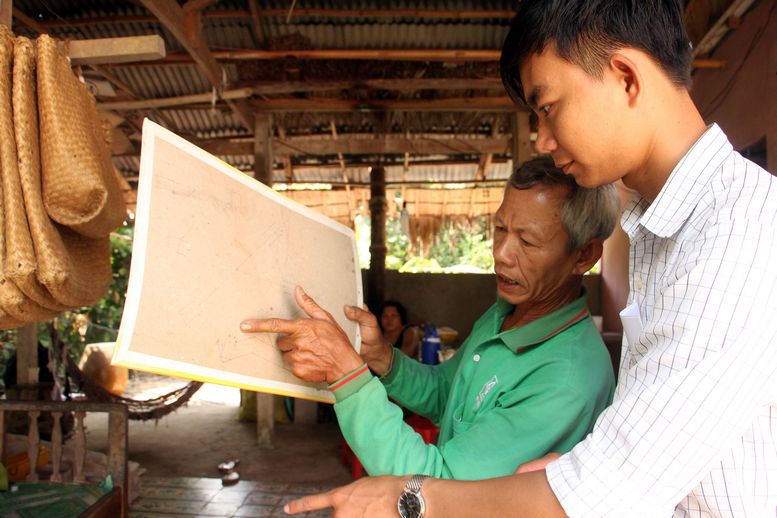 Với bản vẽ đơn sơ được vẽ lên bìa lịch cũ nhưng những cải tiến của lão nông Ba Buôl đã mang lại hiệu quả cao trong sản xuất lúa.