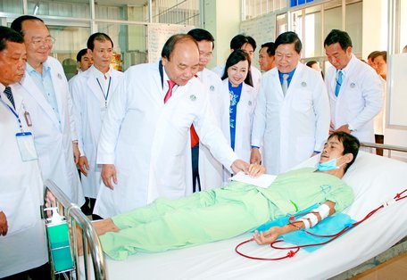 Thủ tướng Chính phủ- Nguyễn Xuân Phúc cùng Trưởng Ban Tuyên giáo Trung ương- Võ Văn Thưởng, lãnh đạo Bộ Y tế và tỉnh Vĩnh Long thăm bệnh nhân tại khu chạy thận nhân tạo. Ảnh: DƯƠNG THU