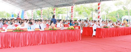  TX Bình Minh vui mừng đón bằng công nhận hoàn thành nhiệm vụ xây dựng nông thôn mới năm 2017