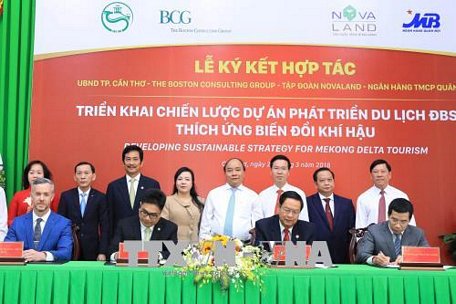 Thủ tướng Nguyễn Xuân Phúc chứng kiến Lễ ký kết hợp tác tư vấn về Phát triển du lịch Đồng bằng sông Cửu Long giữa UBND thành phố Cần Thơ, Tập đoàn tư vấn BCG, Tập đoàn Novaland và Ngân hàng TMCP Quân đội. Ảnh: Thống Nhất/TTXVN