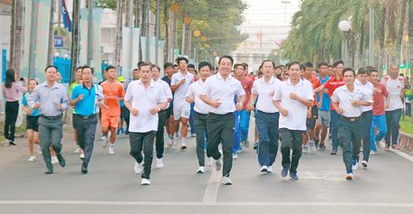  Các vị lãnh đạo cơ quan ngành tỉnh mở đầu đoàn chạy 1.000m trên đường Lê Lai (Phường 1, TP Vĩnh Long).