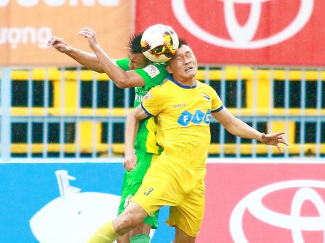 Đội FLC Thanh Hóa (áo vàng) sẽ gặp Sông Lam Nghệ An là trận cầu đáng xem nhất tại vòng 4.