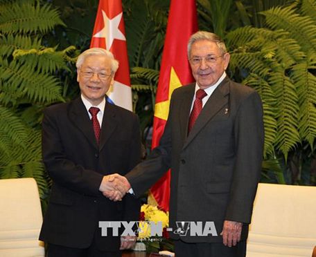 Tổng Bí thư Nguyễn Phú Trọng và đồng chí Raul Castro Ruz, Bí thư Thứ nhất Ban chấp hành Trung ương Đảng Cộng sản Cuba, Chủ tịch Hội đồng Nhà nước và Hội đồng Bộ trưởng Cộng hòa Cuba Ảnh: Trí Dũng/TTXVN