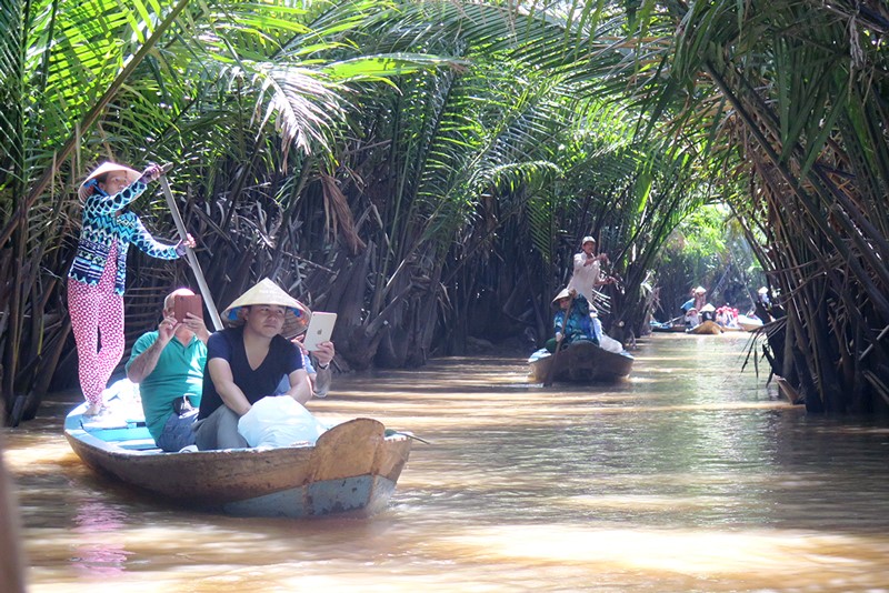 Đưa khách tham quan tại xã Tân Thạch, huyện Châu Thành, Bến Tre