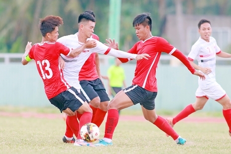 Thanh Dương (11, Vĩnh Long- áo trắng) trước hàng phòng ngự đội Tiền Giang.
