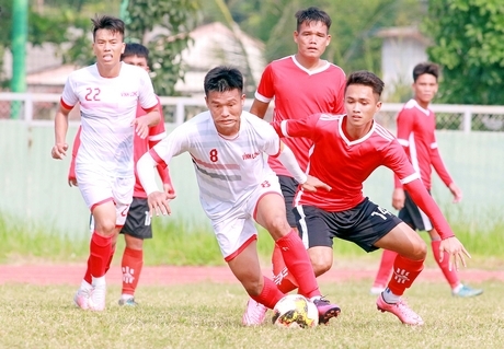 Đình Trường (8, Vĩnh Long- áo trắng) trước hàng phòng ngự đội Tiền Giang.