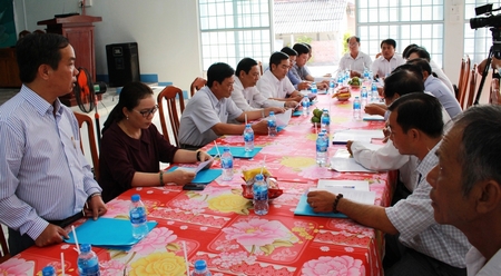 Đoàn làm việc tại Trung tâm Văn hóa- Thể thao Đình Hòa Phú.