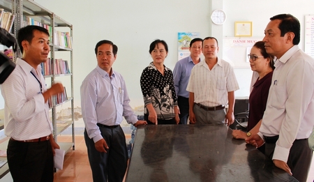 Đoàn khảo sát thực tế tại Nhà Văn hóa xã Chánh An. 