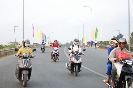 Cơ sở hạ tầng tại các xã NTM được đầu tư khang trang đã tạo nên diện mạo mới cho TX Bình Minh.
