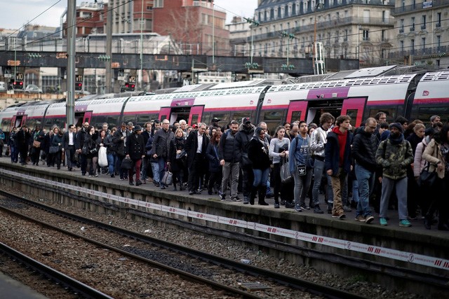 Hàng dài hành khách vừa xuống tàu lửa ở ga Saint-Lazare tại thủ đô Paris ngày 3/4. Họ xếp hàng trong trật tự chờ rời ga - Ảnh: REUTERS