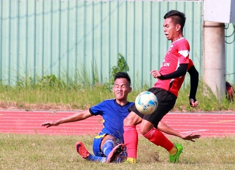 Pha tranh bóng trong trận Long An (áo đỏ) thắng Tiền Giang 2-1.