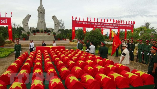 An táng hài cốt liệt sỹ quân tình nguyện, chuyên gia Việt Nam hy sinh trên đất bạn Campuchia và các liệt sỹ hy sinh trong các thời kỳ chiến tranh biên giới Tây Nam. (Ảnh: Huỳnh Phúc Hậu/TTXVN)