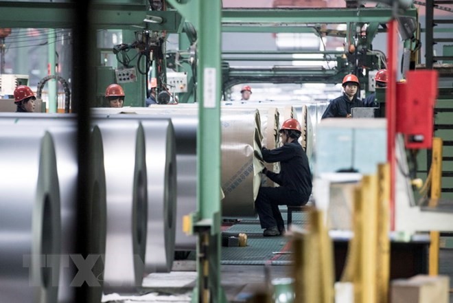 Công nhân làm việc tại nhà máy thép ở Đường Sơn, tỉnh Hà Bắc, Trung Quốc. (Nguồn: AFP/TTXVN)