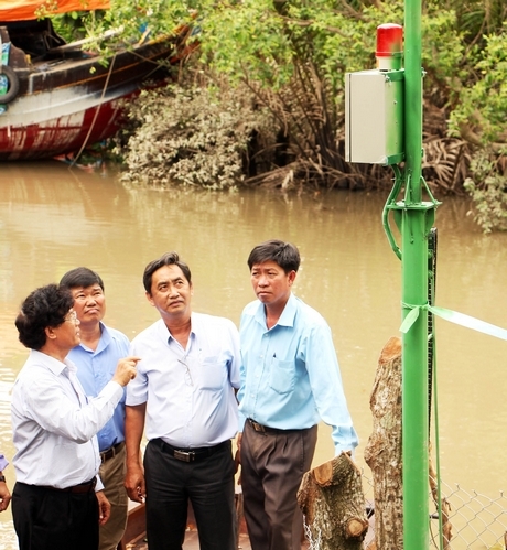 Hệ thống quan trắc và cảnh báo xâm nhập mặn tự động được lắp đặt tại ấp Phước Thạnh, xã Quới Thiện (Vũng Liêm).