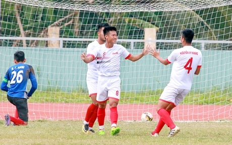 Niềm vui đến sớm với đội Vĩnh Long, khi Tiến Phát (13) ghi bàn mở tỷ số 1-0 ở phút thứ 5.