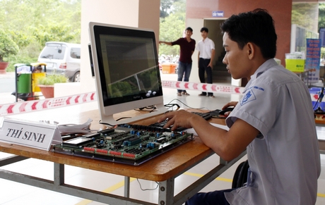 Hội thi tay nghề nhằm tôn vinh lực lượng lao động trẻ có tay nghề cao, tạo phong trào thi đua học tập, rèn luyện kỹ năng tại các doanh nghiệp và cơ sở giáo dục nghề nghiệp (Trong ảnh: thí sinh thi vòng tỉnh).