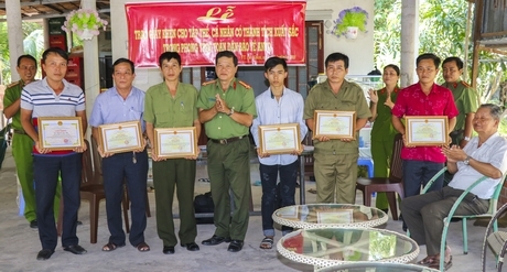 Các cá nhân được nhận giấy khen của Giám đốc Công an tỉnh.