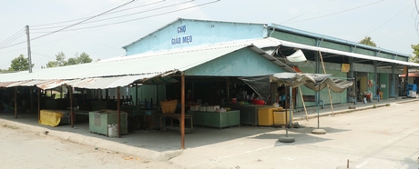 Buôn bán ế ẩm, nhiều tiểu thương dọn hàng từ khá sớm, khu vực nhà lồng chợ chỉ có một vài hộ bán cầm chừng.