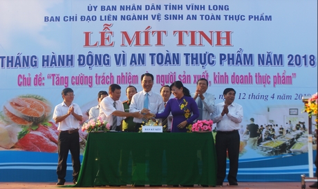 Tại lễ mít tinh, lãnh đạo UBND tỉnh, Hội Liên hiệp phụ nữ tỉnh và Hội Nông dân tỉnh đã ký kết chương trình phối hợp tuyên truyền, vận động sản xuất, kinh doanh nông sản thực phẩm an toàn vì sức khỏe cộng đồng giai đoạn 2017-2020.