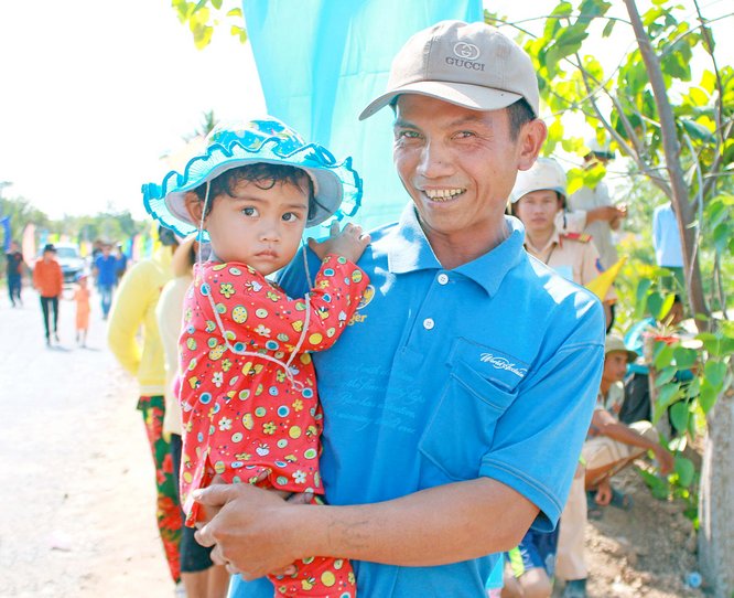  Nhiều trẻ em cũng được cha mẹ đưa đến tham gia ngày hội.