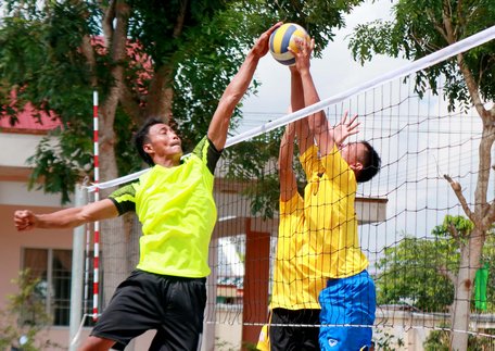  Pha tranh bóng trong trận đấu giữa Trà Ôn (trái) và TX Bình Minh.