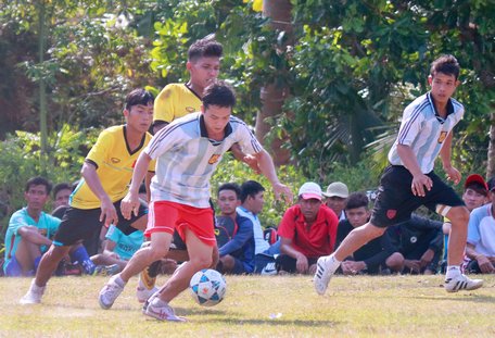 Pha tranh bóng trong trận Vũng Liêm (áo sọc trắng) gặp Trà Ôn.