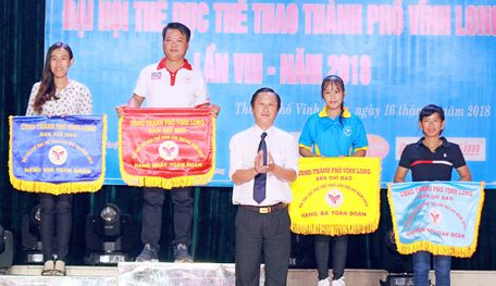  Ông Nguyễn Thanh Hà- Phó Chủ tịch UBND, Trưởng BCĐ Đại hội TDTT TP Vĩnh Long trao thưởng cho các đơn vị nhận giải toàn đoàn tại lễ bế mạc đại hội.