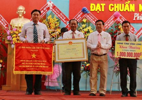 Ông Trần Hoàng Tựu- Tỉnh ủy viên, Phó Chủ tịch UBND tỉnh, Chủ tịch hội đồng thẩm định xét công nhận xã đạt chuẩn NTM giai đoạn 2016- 2020, trao bằng công nhận đạt chuẩn NTM và khen thưởng công trình phúc lợi trị giá 1 tỷ đồng cho xã Phú Đức.