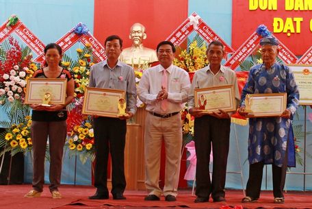 Phó Chủ tịch UBND tỉnh- Trần Hoàng Tựu trao bằng khen của UBND tỉnh cho các tập thể, cá nhân đóng góp tiền và vật chất xây dựng NTM.