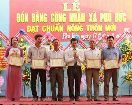 Ông Lê Phi Long- Phó Bí thư Huyện ủy, Chủ tịch UBND huyện trao giấy khen cho các cá nhân xuất sắc.