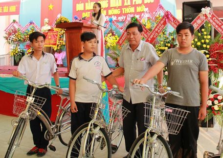 Ông Lê Văn Hậu- Phó Chủ tịch Thường trực Liên hiệp Các tổ chức hữu nghị tỉnh trao tặng xe đạp cho các em học sinh.