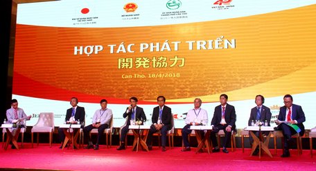 Các diễn giả tham gia phiên thảo luận chung: Hợp tác phát triển